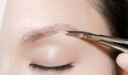 怎么把眉毛剪短视频,轻松掌握眉毛修剪技巧